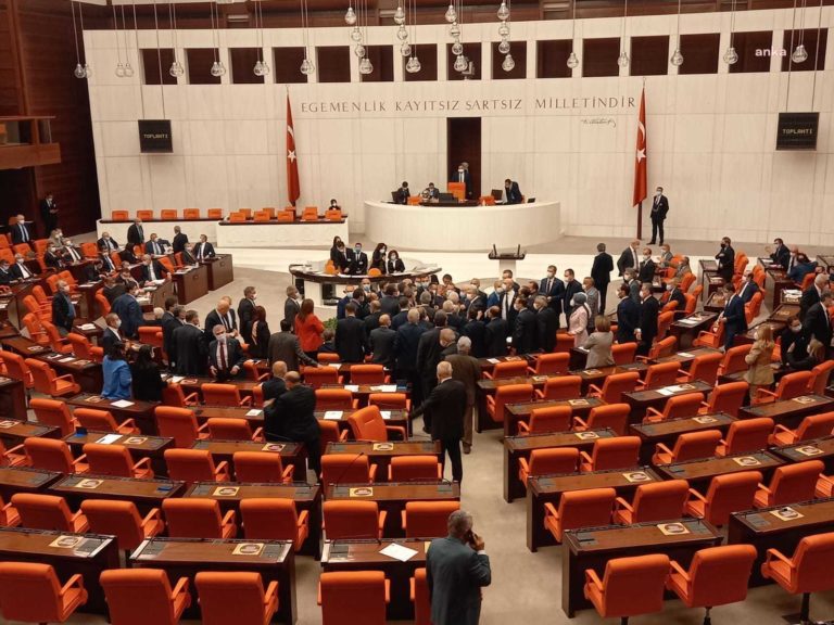 HDP Grup Başkanvekili Saruhan Oluç: Ekşi ayran çabuk köpürür, haliniz budur!