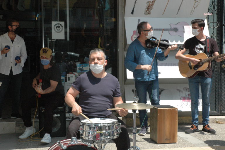 İzmir’de ‘müzik susmasın’ eylemi