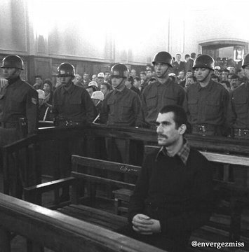 FOTOĞRAF | 12 Nisan 1971  Deniz Gezmiş’in çıkarıldığı mahkemenin ilk duruşması