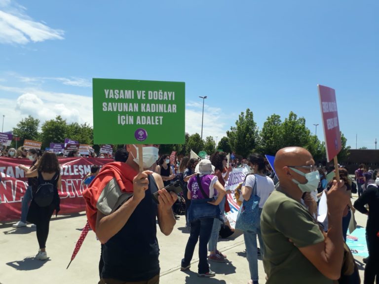 MİTİNG| Binlerce kadın haykırıyor, “İstanbul sözleşmesinden vazgeçmiyoruz”