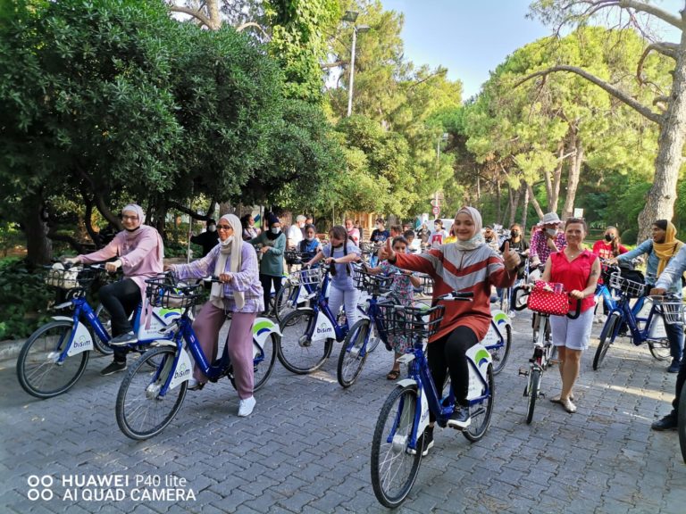 MÜLTECİLER| İzmir’de kadın ve çocuklar pedal çevirdi