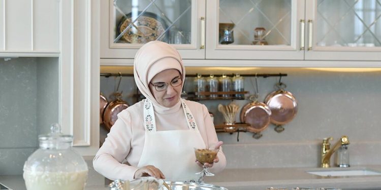 13 bin liralık varak musluklu mutfağından Emine Erdoğan: “Porsiyonlarımızı küçültelim”