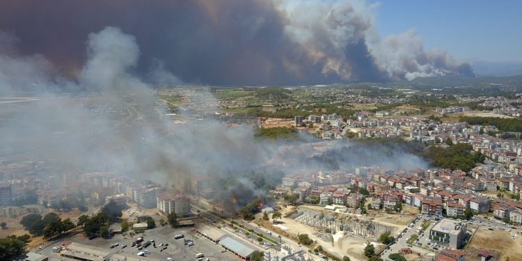 Manavgat’ta büyük orman yangını yerleşim yerlerine sıçradı: “Yangın, mahallelerde henüz kontrol altına alınamadı”