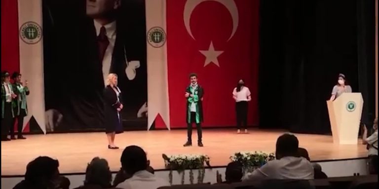 Mezuniyet töreninde “İstanbul Sözleşmesi yaşatır” ve “unutMADIMAKlımda”Yazılı tişört giyen öğrencilere saldırı