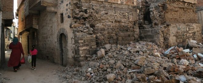 Sur’da tarihi yapılar yıkılıyor