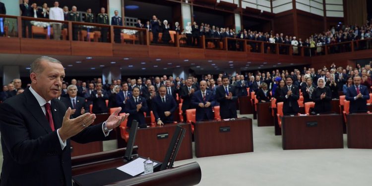 AKP’nin hazırladığı OHAL düzenlemelerini uzatan torba kanun teklifi komisyonda kabul edildi