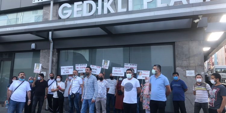 İhbar ve kıdem tazminatları için direnişe geçen Neo-Trend Tekstil işçileri: Kayıp patronumuz Kazım Akbulut aranıyor!