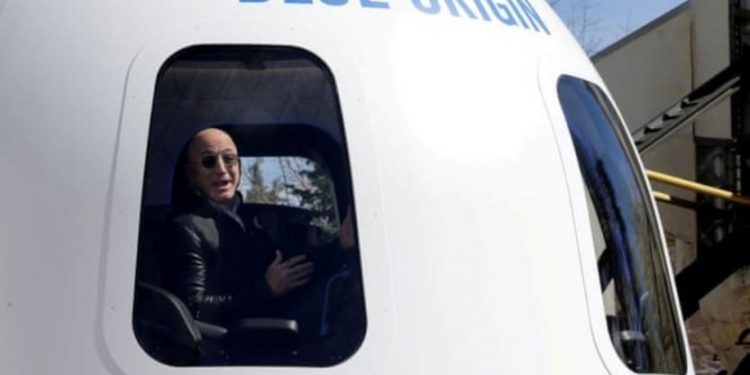 Jeff Bezos’tan, 10 dakikalık uzay seyahati sonrası Amazon işçileri ve müşterilerine “teşekkür”: Siz ödediniz