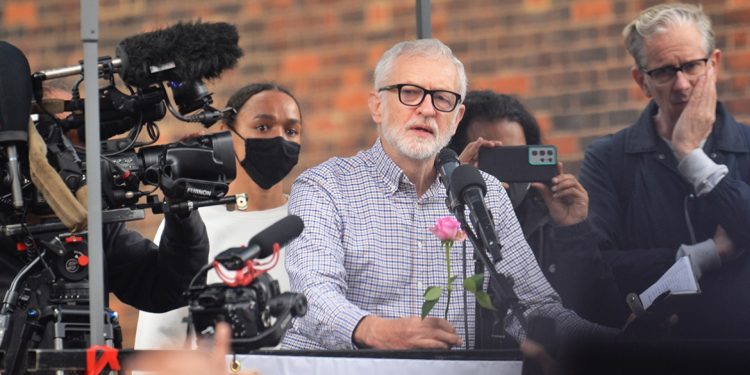 Corbyn, kemer sıkma politikalarına karşı uyardı: Buradayız, hazırız ve yeniden savaşağız