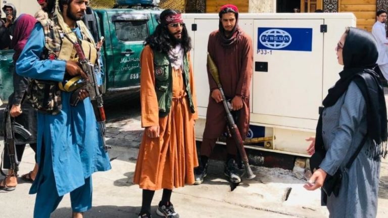 Taliban radyoda müziği ve kadınların çalışmasını yasakladı