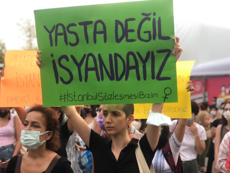 Kadınlar Kadıköy’de barikatları aştı: İstanbul Sözleşmesi’nden çıkanlar, suç ortaklarıdır!