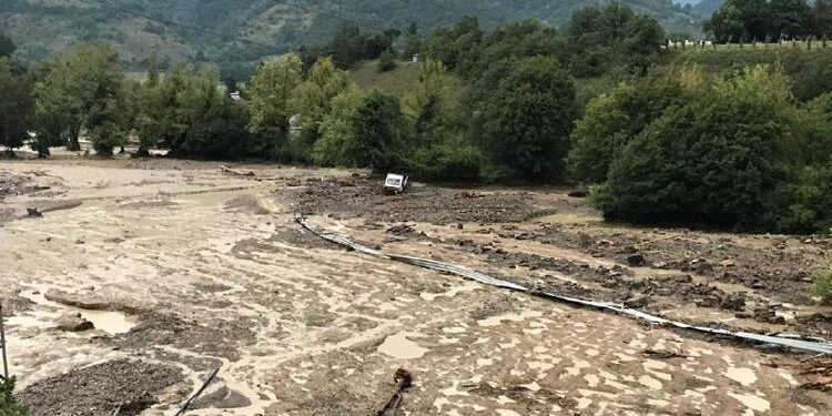 Bartın, Sinop ve Kastamonu’da sel: HES barajı patladı, yollar çöktü, araçlar sele kapıldı