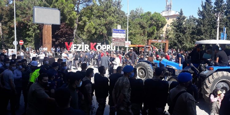 Samsun Vezirköprü’de köylü halk toplulaştırma çalışmalarının belirsizliği üzerine traktörlerle şehir merkezine girdi, belediye binasını taşladı