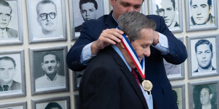 Che’nin katili eski CIA ajanı Felix Rodriguez’e “özgürlük” madalyası