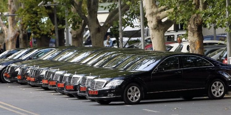 AKP, kendi yayımladığı “tasarruf genelgesi”ne uymuyor: Bakanlık aylık 25 bin liraya 10 araç kiraladı
