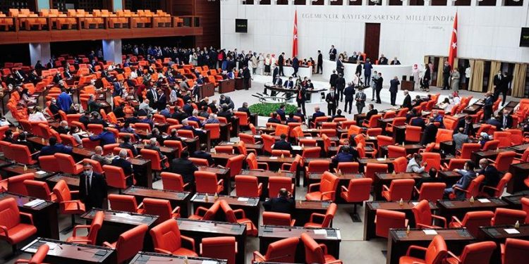 “AKP, yeni anayasa çalışmasında başkanlık sisteminde revizyona dönük düzenlemelere de yer verecek”
