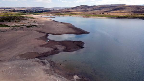 Sarıoğlan Barajı’nda yüzde 80 oranında kuruma yaşandı, balık ölümleri başladı