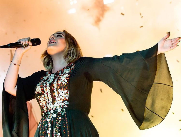 Adele’in 19 Kasım’da yayınlanacak albümü ‘Easy on Me’,dinleyicilerle buluştu 