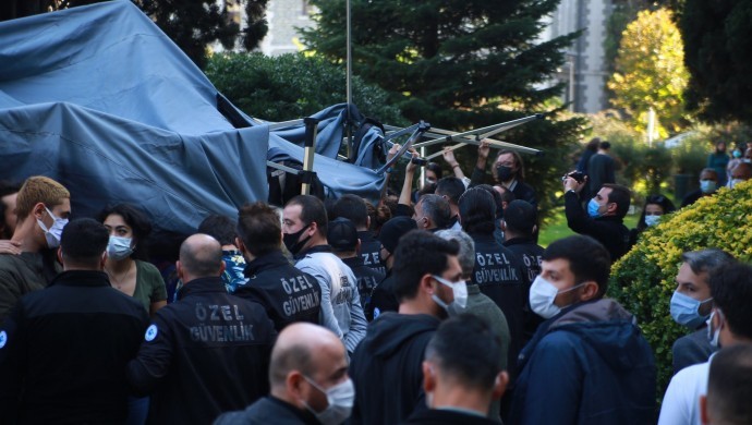 Boğaziçi Üniversitesi’nde en az 35 öğrenci yerlerde sürüklenerek, gözaltına alındı