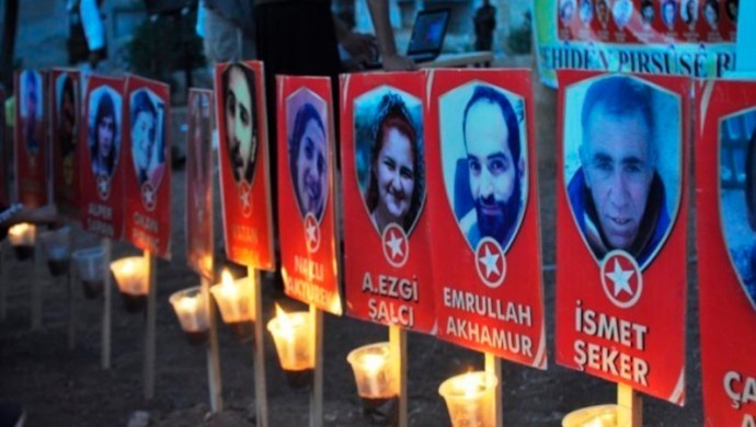 Suruç’ta 33 genç katledildi, Ahmet Davutoğlu ‘bildiğini’ söylemedi, tek sanıkla dava kapatıldı