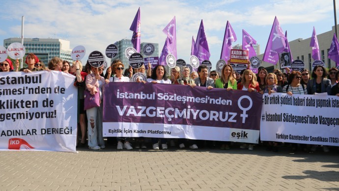 Kadınlar Danıştay önünde:”Yasalara dokunma uygula”