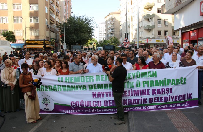 Diyarbakır’da kayyım protestosu: “Kayyım rejimine karşı çoğulcu demokratik belediyecilik”