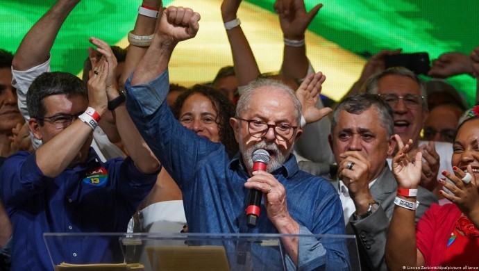Brezilya’da seçimi solcu lider Lula da Silva kazandı